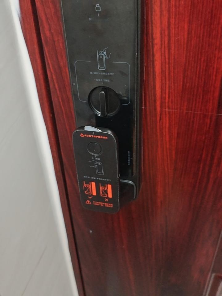 今天终于换上智能门锁了
出门不用带钥匙了
有一次女儿上学忘带钥匙
而妈妈又没下班