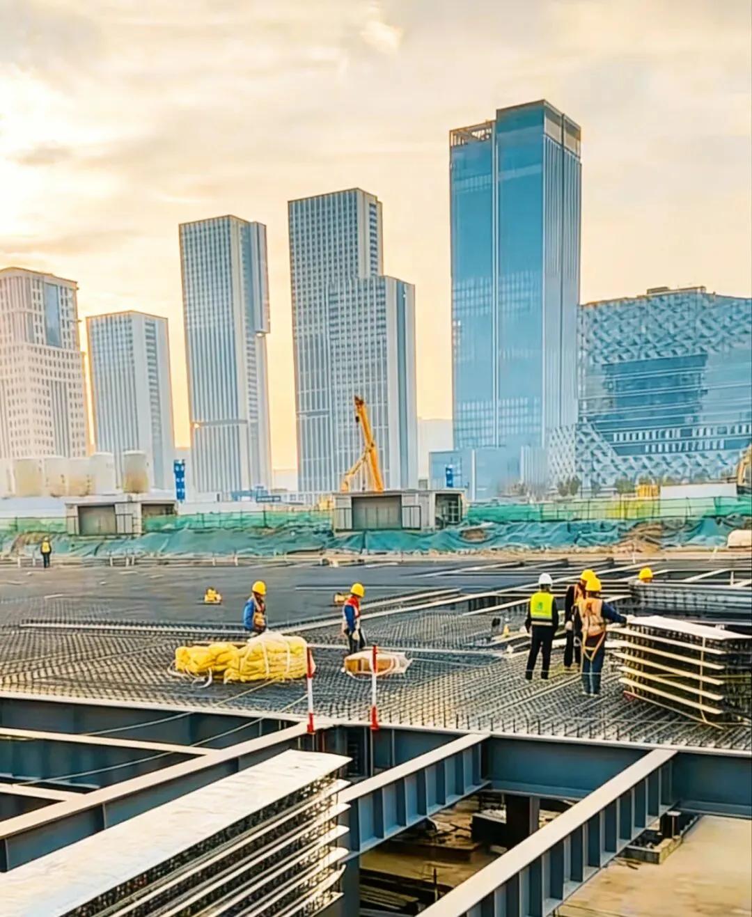 郑州胖东来工地迎新进展。
根据现场施工进度来看，郑州东站东广场原来的异形开口已经