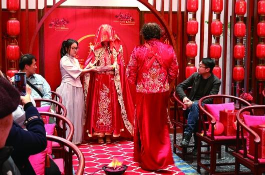 这格局太大了！我父亲的包工头要结婚了，亲朋好友一个没去，50多个农民工到的整整齐