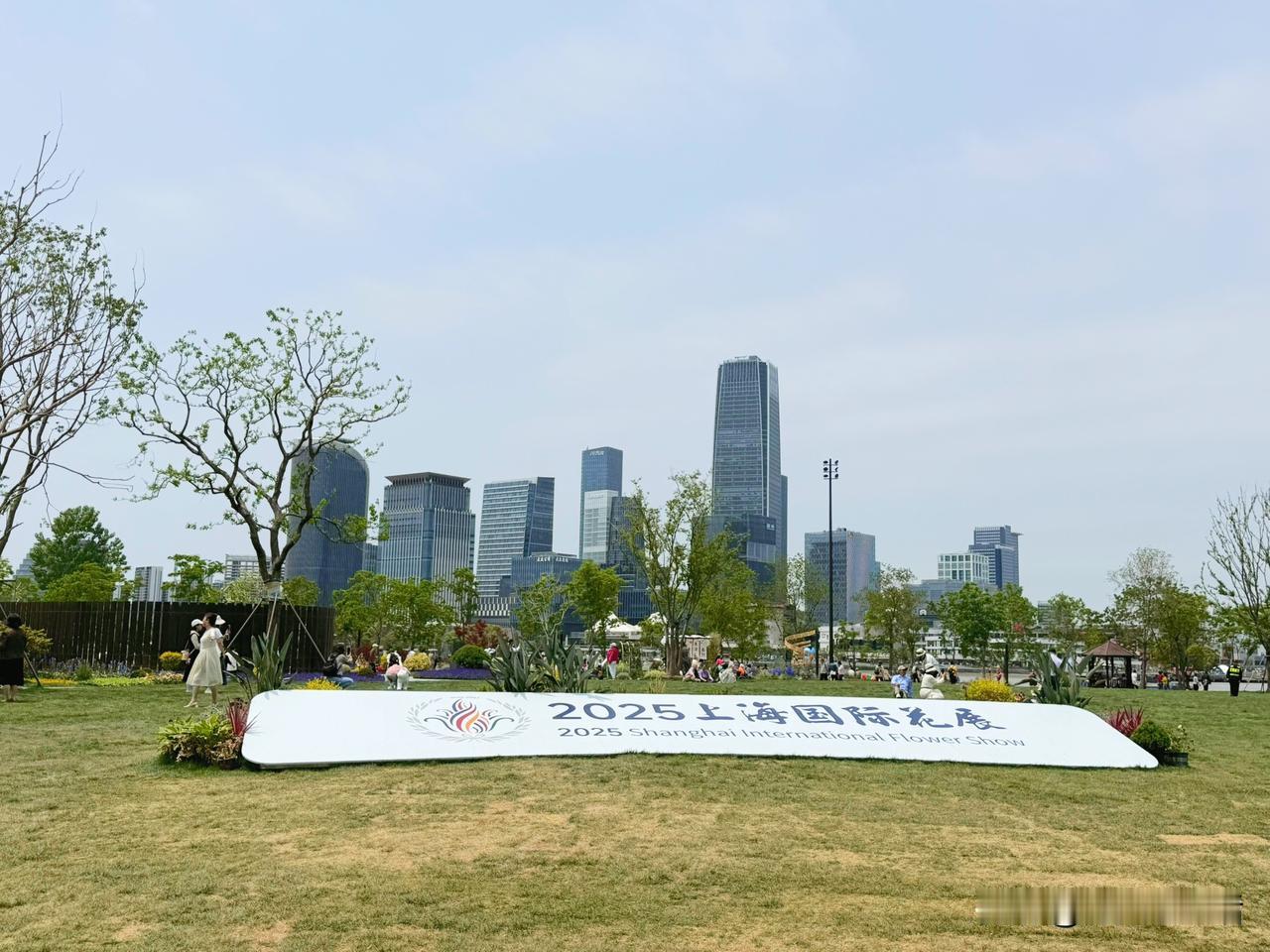 戳这里，一起来集邮>观花展、露营野餐、滨江漫步，感受花海享受悠闲的假日户外时光