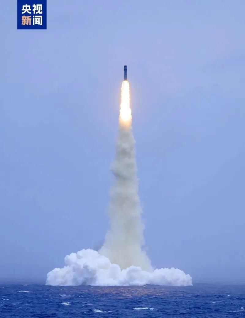 7月6日中国海军战略核潜艇向太平洋相关公海海域成功发射一枚携带训练模拟弹头的潜射