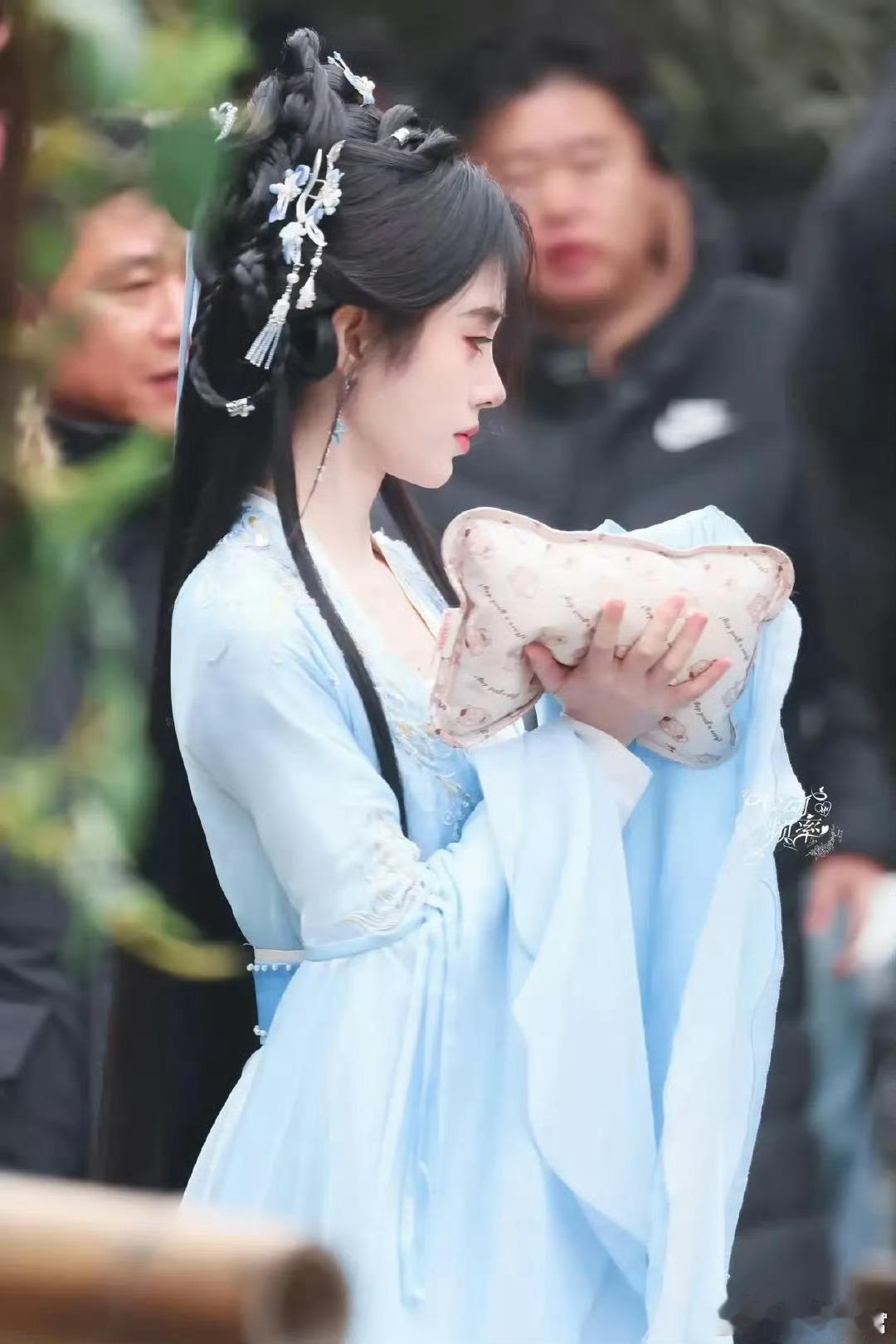 蔡徐坤鞠婧祎AVIA复古运动当"生而飞翔"的生命意志化作悬浮于空的机械羽翼，金属