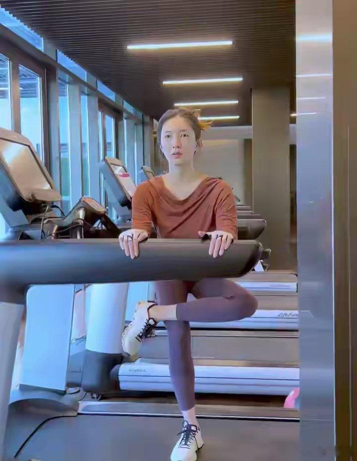 江疏影日常健身照释出，原来好身材都是练出来的 