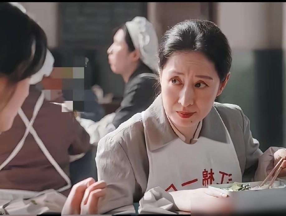 几个年轻孩子指着电视笑得直拍大腿，说刘敏涛演的许红旗像个挤眉弄眼的女疯子。我盯着