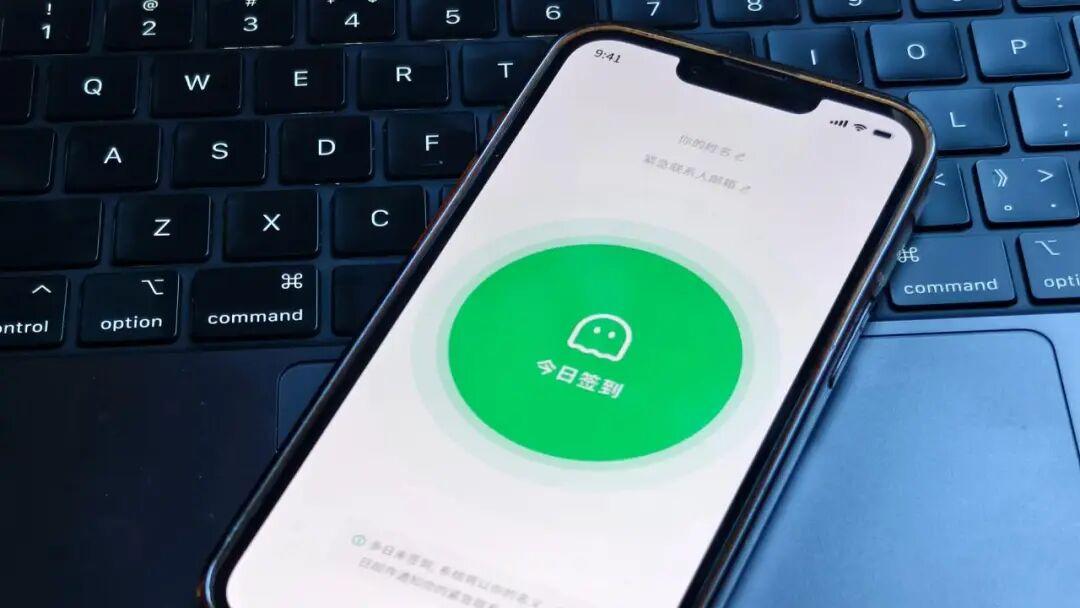 [微风]耗资1500元打造、三改名称风波不断！从全网争议调侃APP，转身入局养老