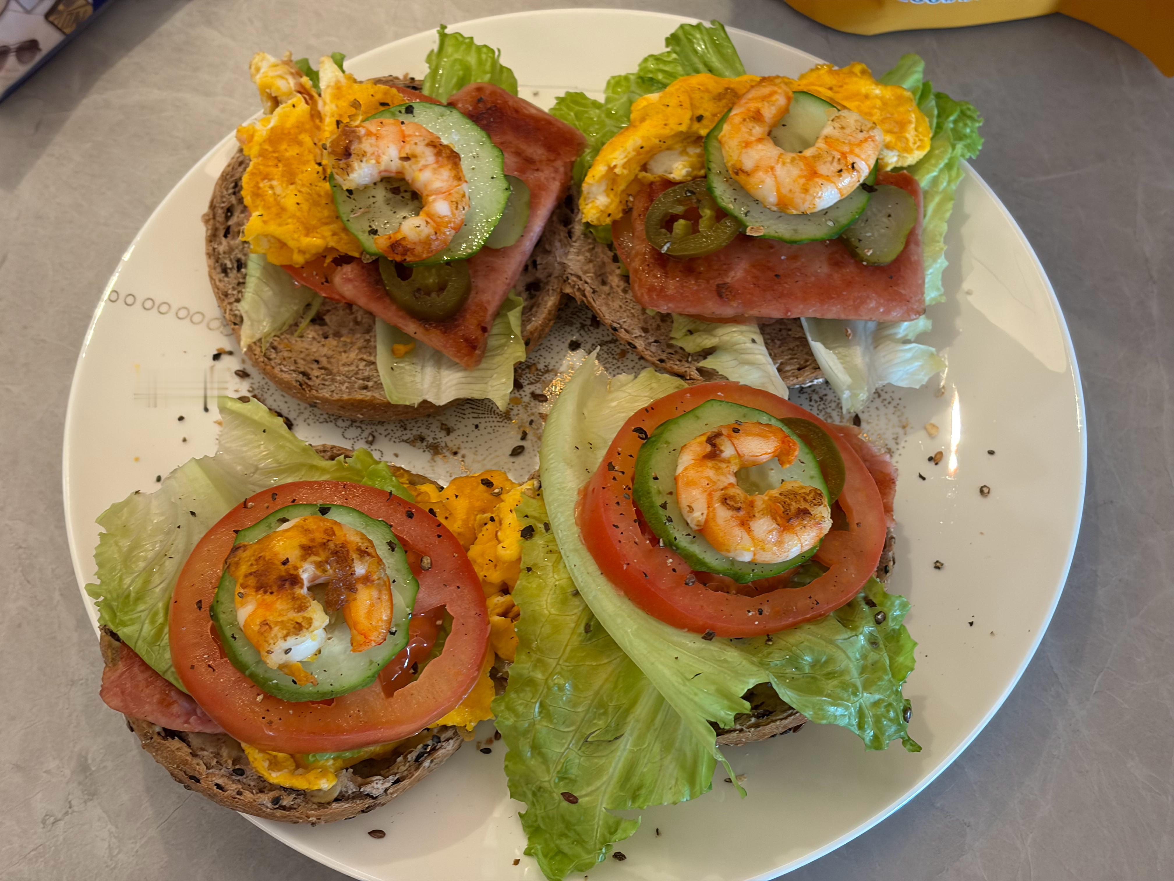 最近美丽在减脂，天天做好吃的减脂餐今天做了个贝果，全场最佳加了一大堆健康食材✌️