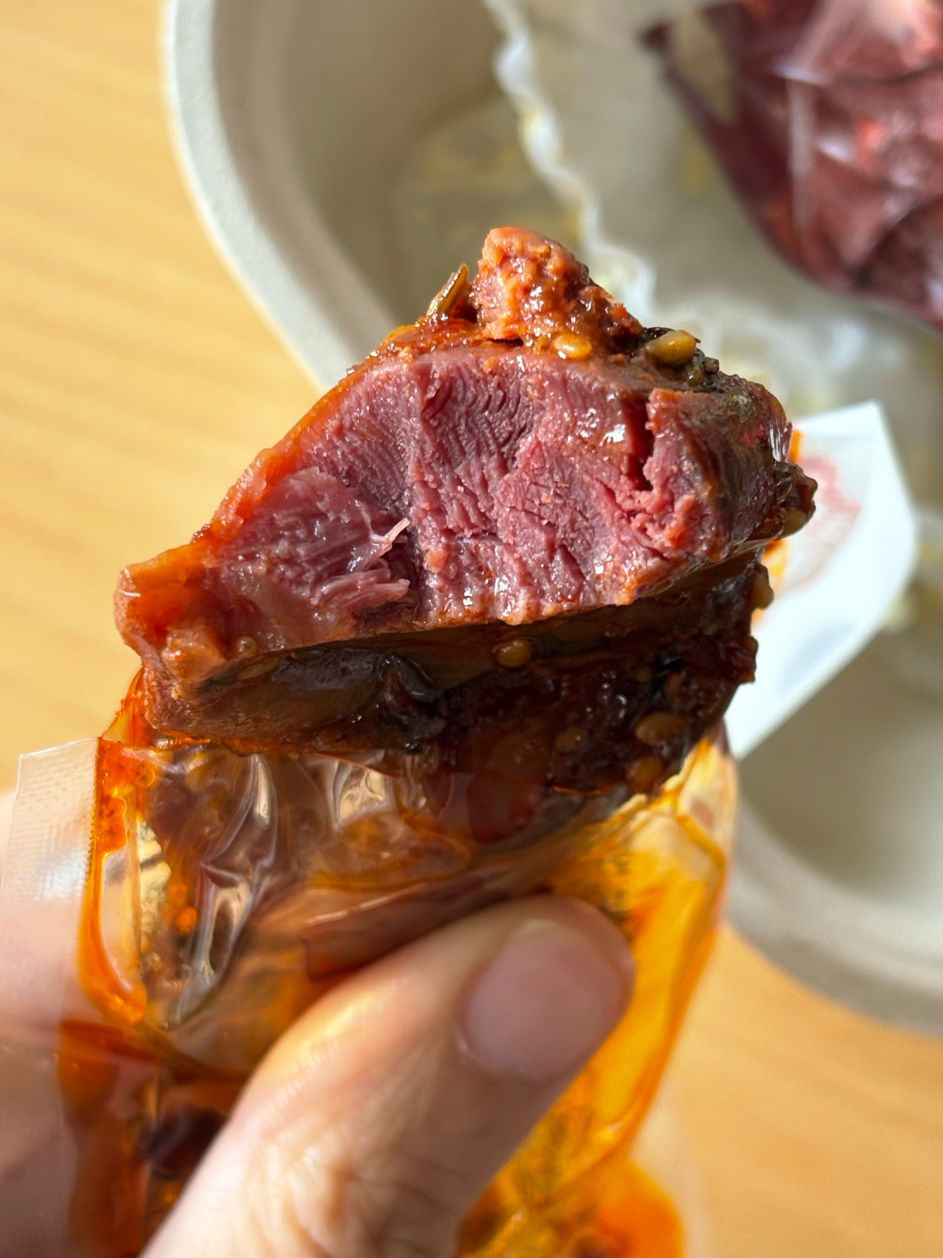 困啊哈哈哈早晨起来一杯咖啡中午不想吃饭了 吃零食 2个奈雪巴斯克蛋糕啃了十来个鸭