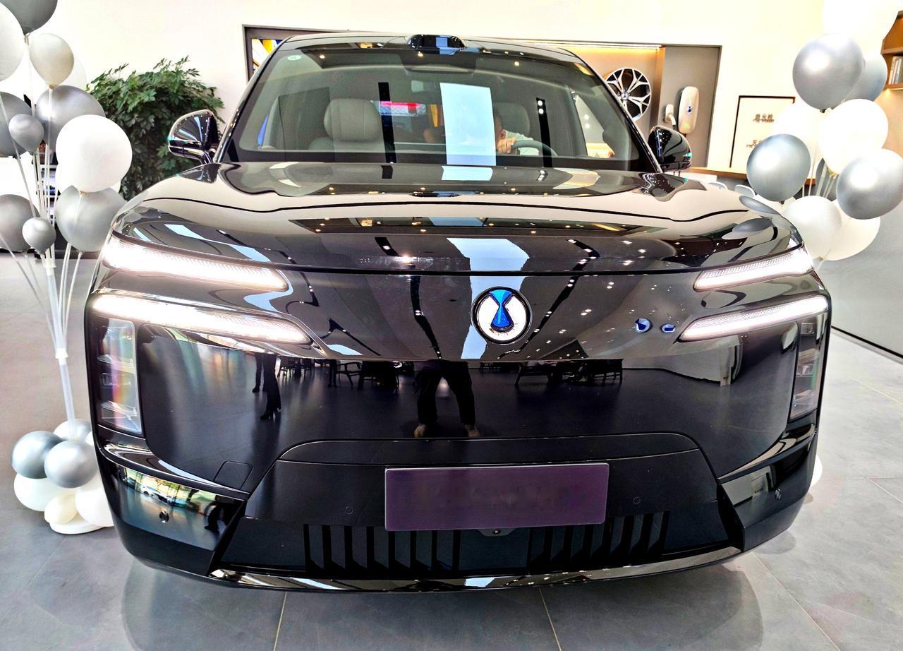 中大型豪华SUV《腾势N8L》
   2026年6月23日，腾势N8L焕新上市，