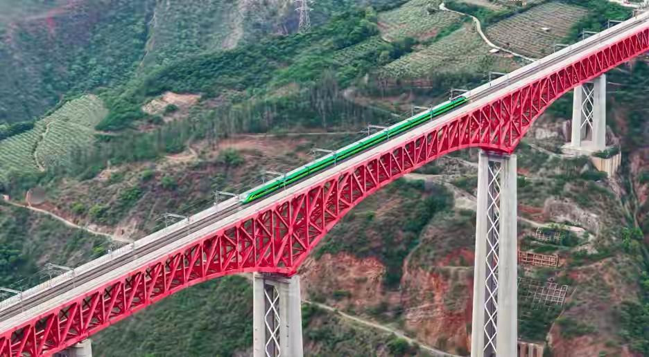 2025年12月3日，中老铁路迎来开通运营四周年。这条1035公里的“钢铁丝路”