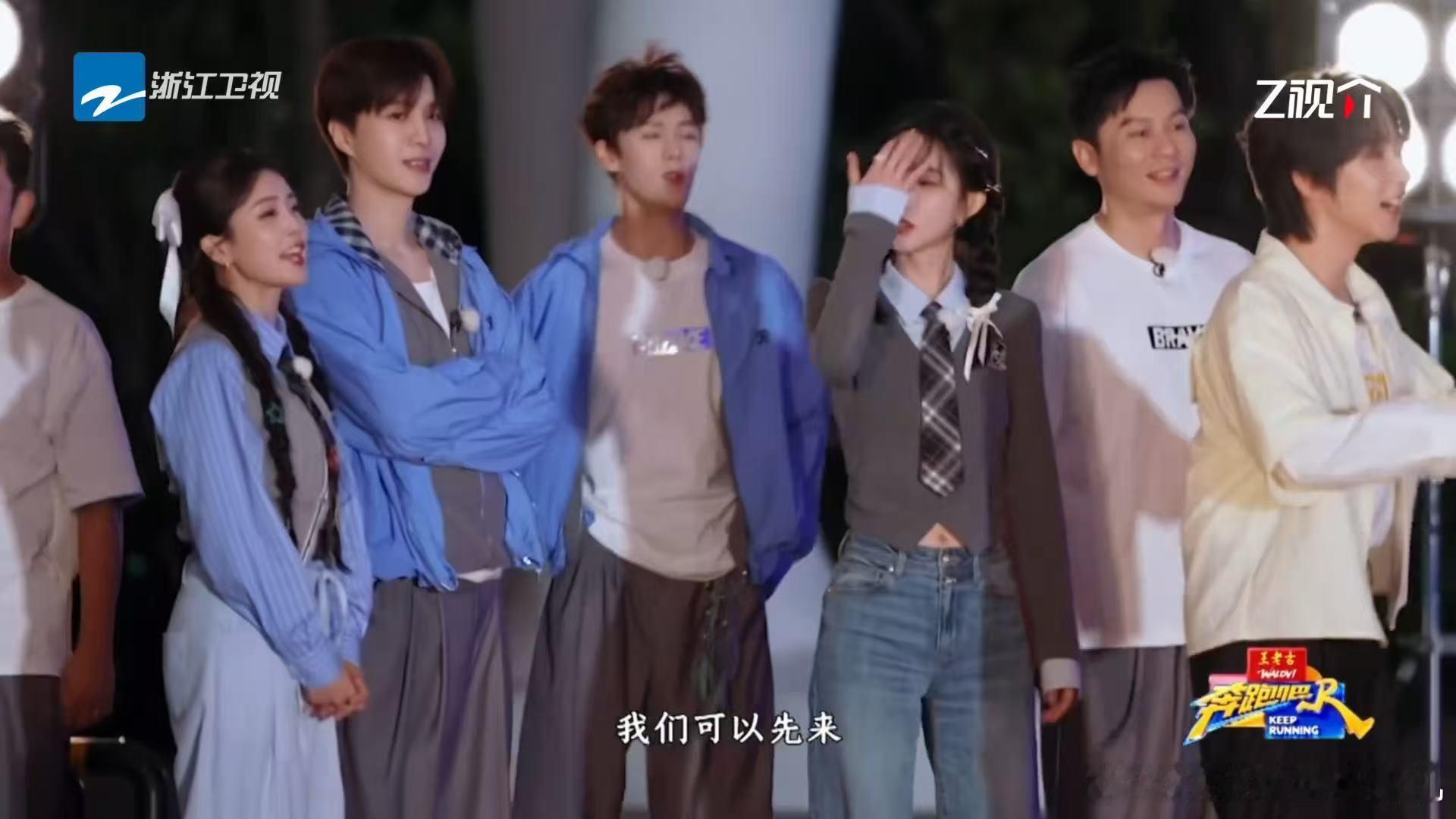 马嘉祺第一个爬上红毯奔跑吧 红毯出场要用动物爬的姿势，马嘉祺零帧起手第一个爬上超