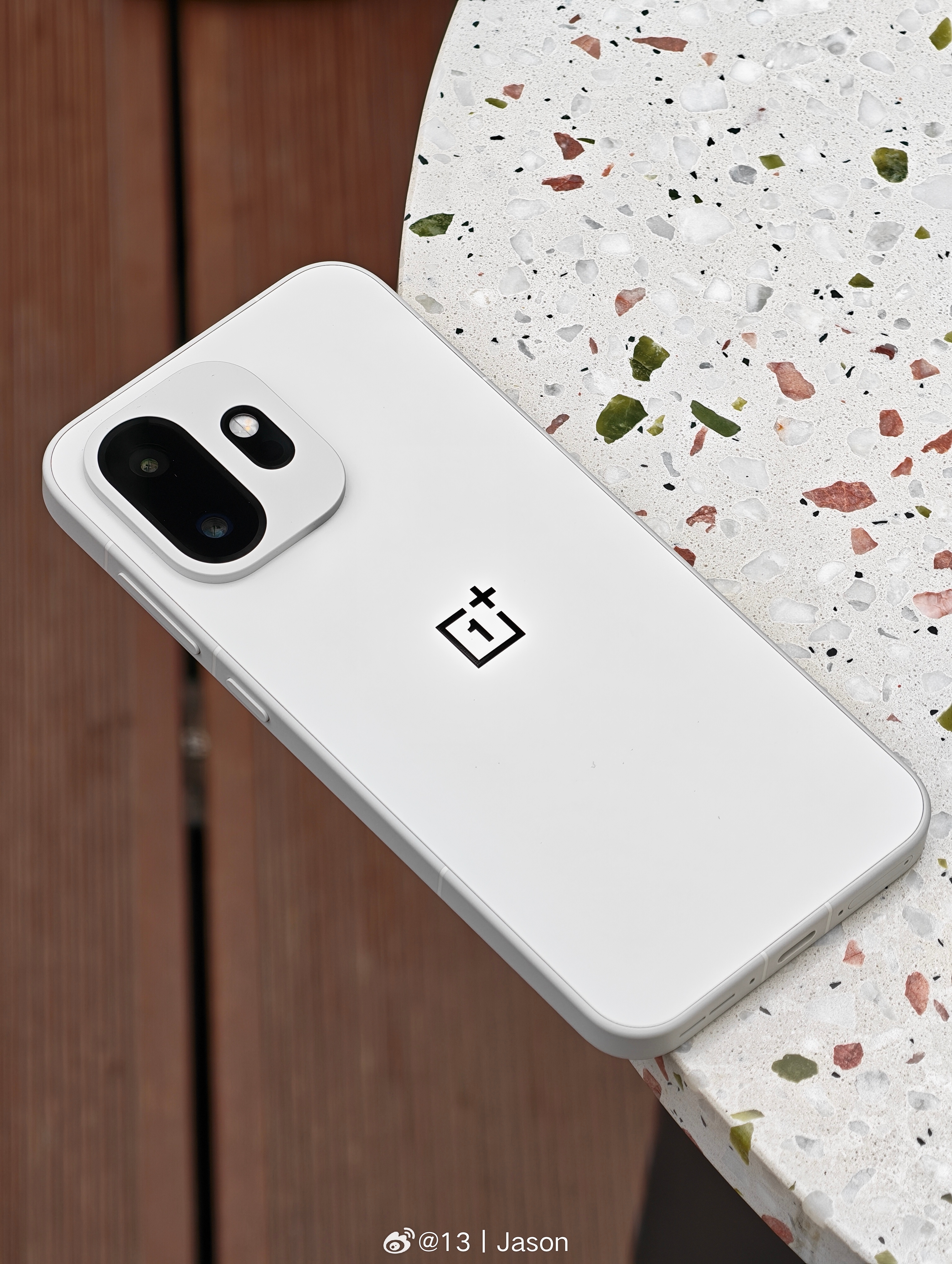 白色确实有被「治愈」到。网页链接