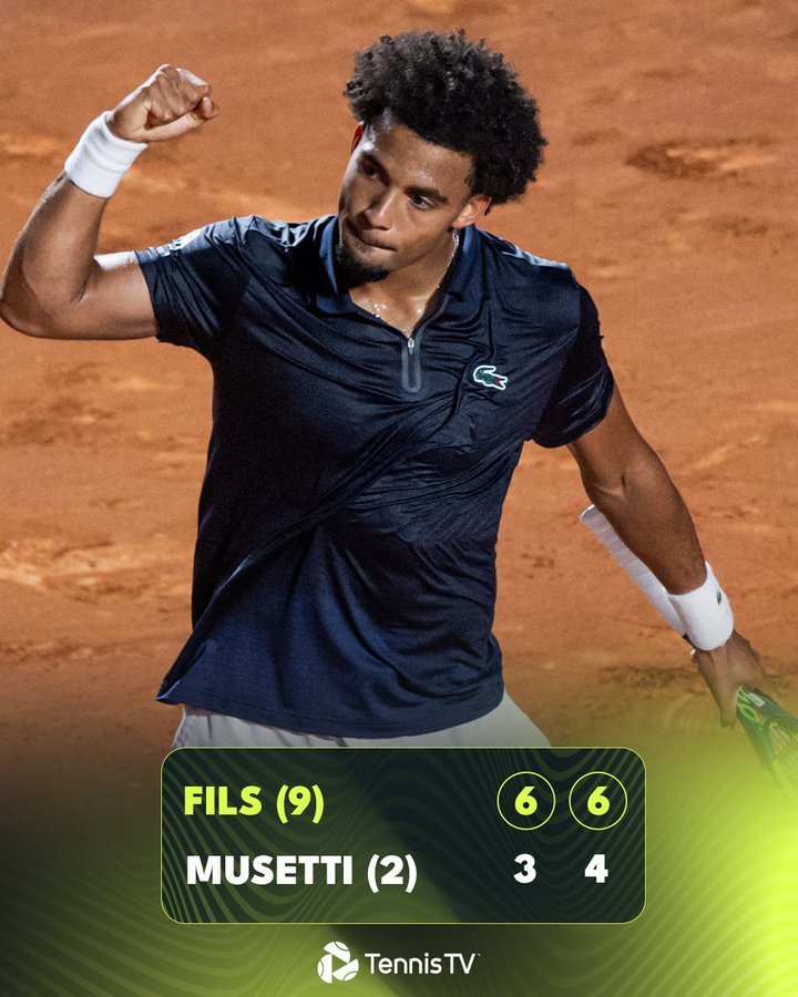 睡前没啥事，酒店看看球，三场几乎同时进行的比赛都算是相当好的对阵——连续三个大师