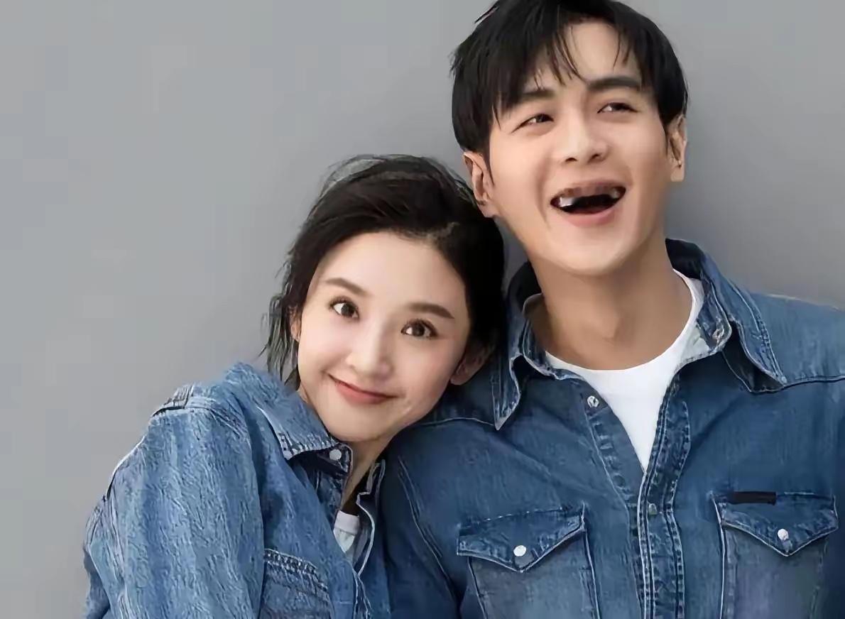 主持人问张若昀：“如果问一个实在的——你和你老婆在家，谁做饭？”张若昀笑着搓了搓