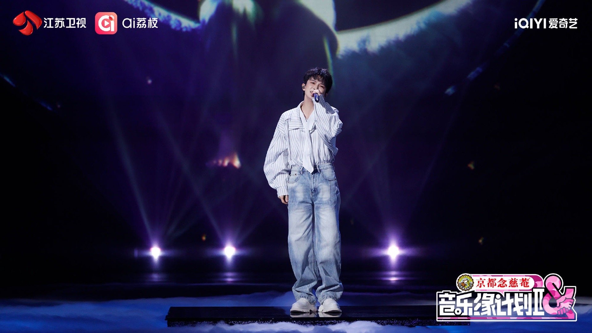 周深用全部身家留下给粉丝的歌 有一种浪漫叫“用全部身家换一首歌给你们”。周深在节