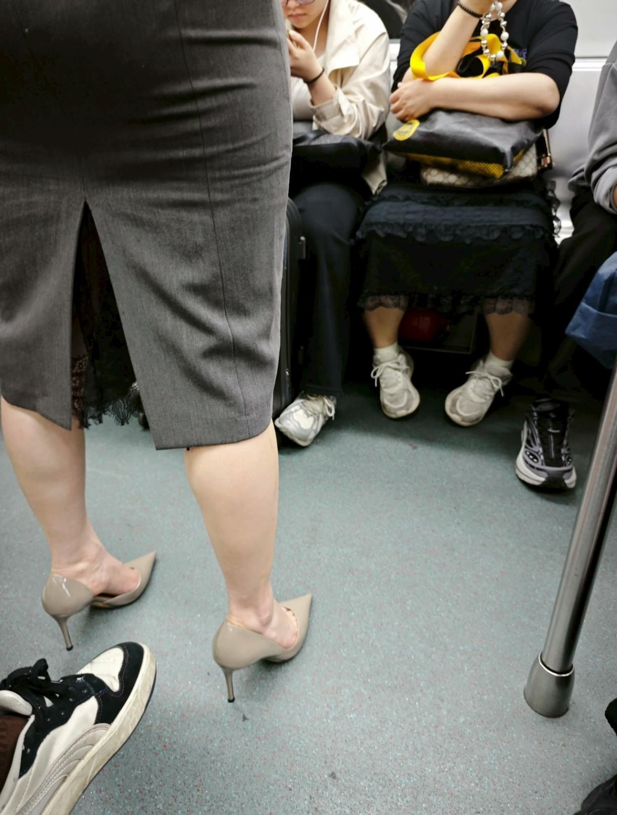 满街运动胶鞋。城市大，生活奔波，忙忙碌碌。坐公共交通人多拥挤，穿高跟鞋累脚，故此