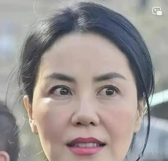 55岁王菲素颜生图身材紧致无小肚腩，网友却喊：别神化55岁艺人！ 
