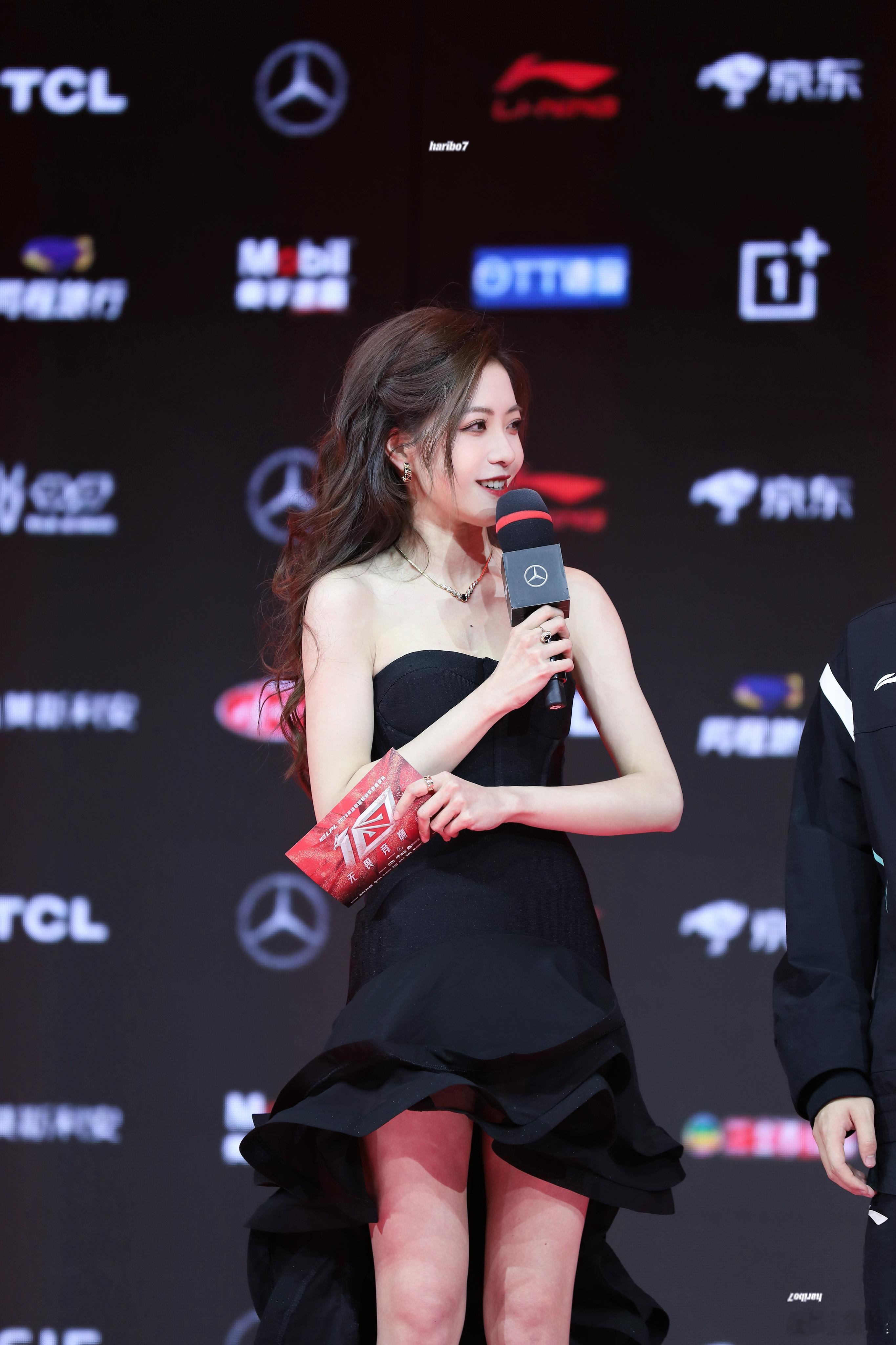 希然 🖤 英雄联盟官方主持人，无限释放魅力 ​​​