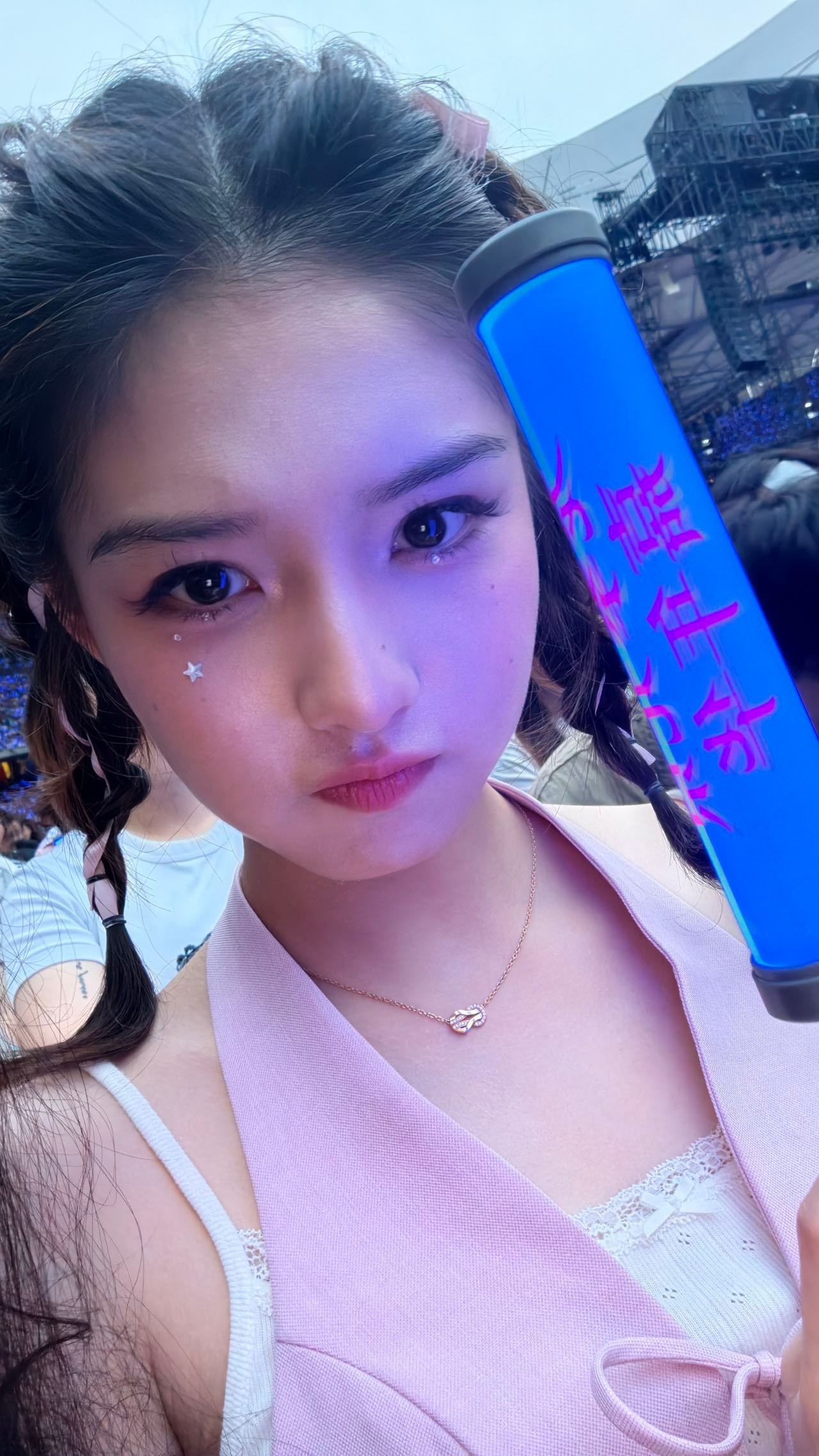 杨迪艾米一起看周杰伦演唱会 艾米人生第一次看演唱会 首次看演唱会就是周杰伦，还在