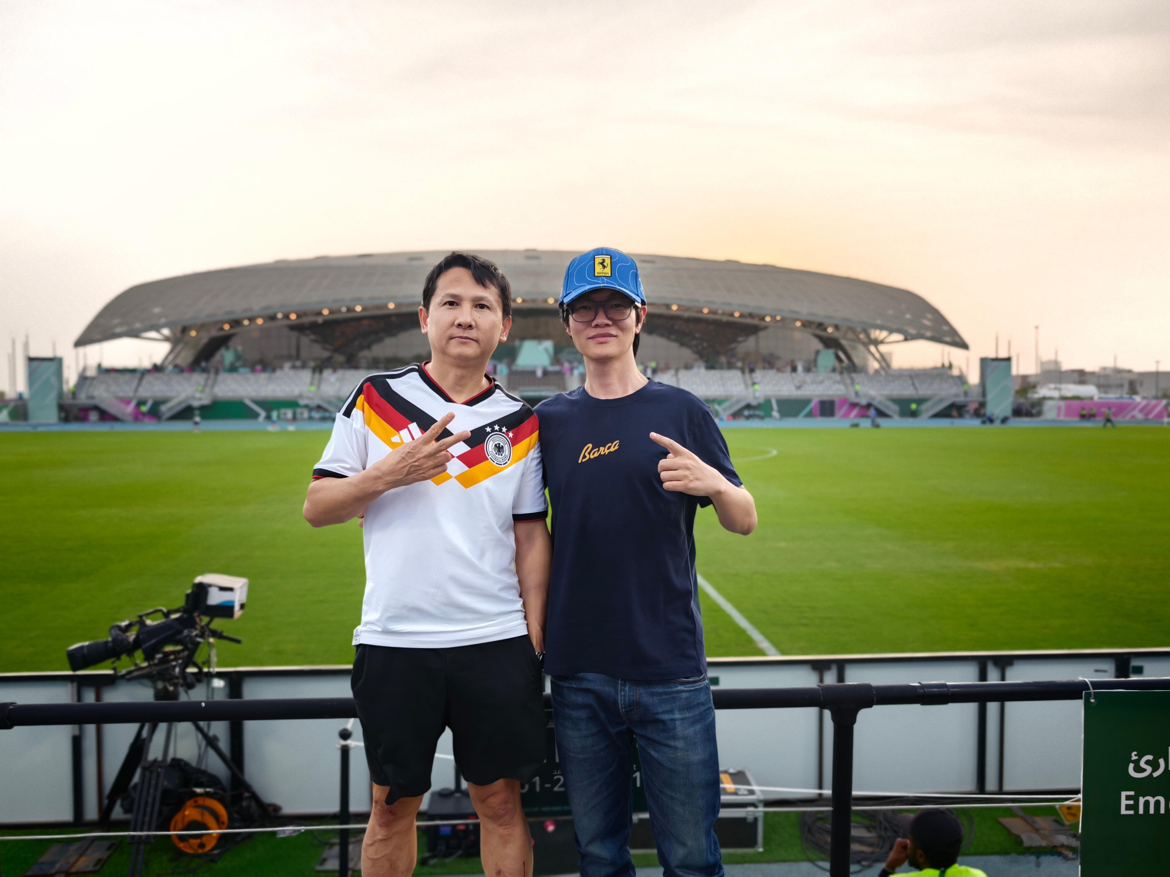 先来看看越南vs韩国 ，偶遇中国队首席球迷，待会发何老师对明天比赛的预测。 央视