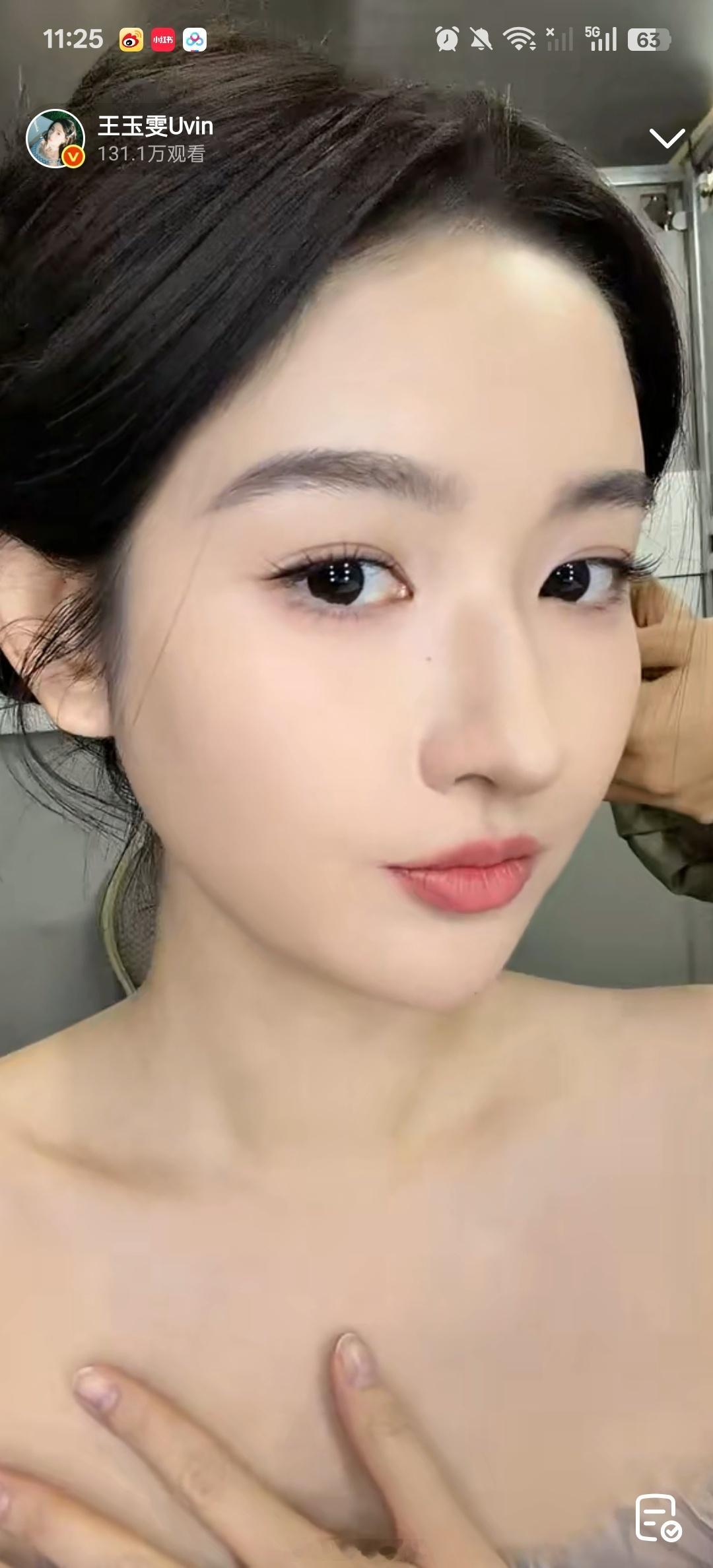 王玉雯直播  直播抢先看妆造！王姐今天美美哒，编发戴小花花，完全是氛围仙子！果然