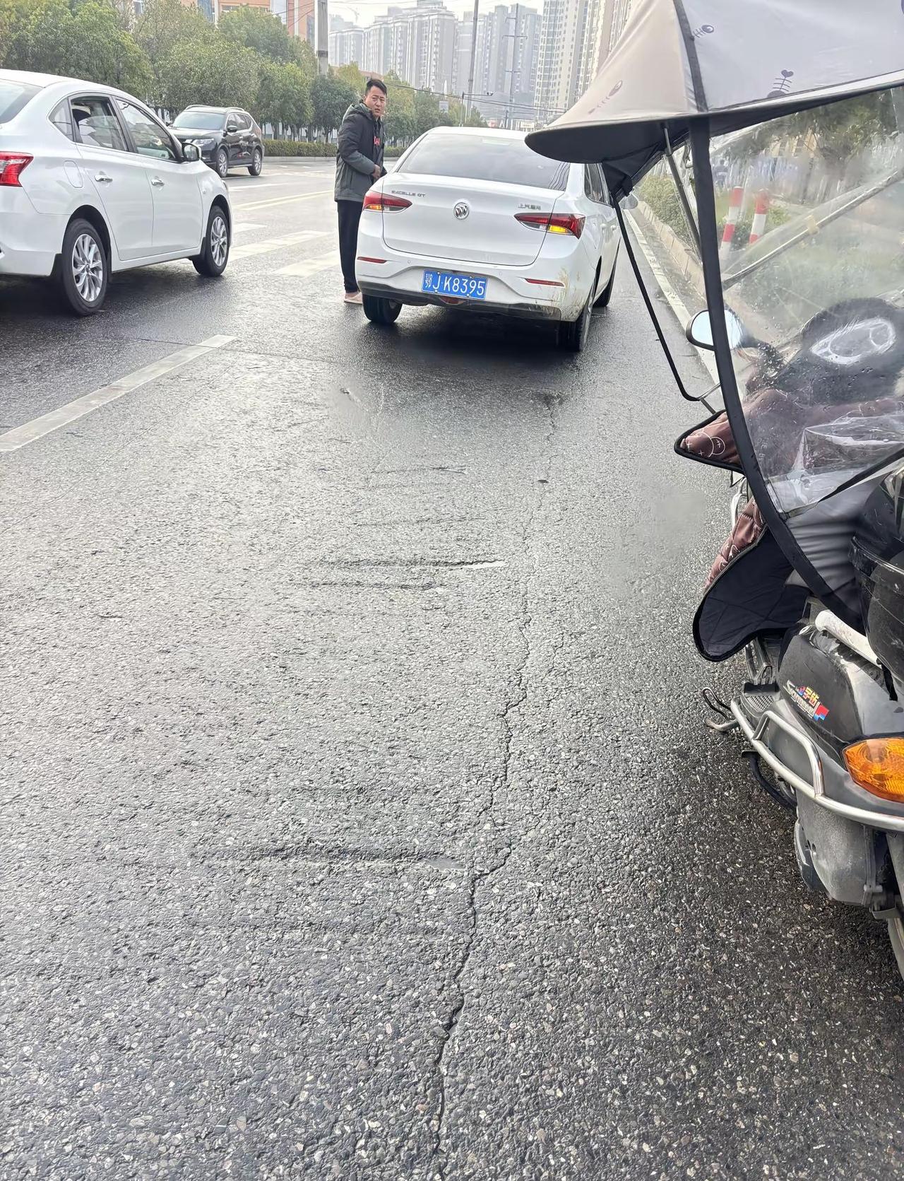 今天早上在翰林华府实验小学的拐角，摔跤了，对面转弯，我直行， 那个黑色车子，毫不
