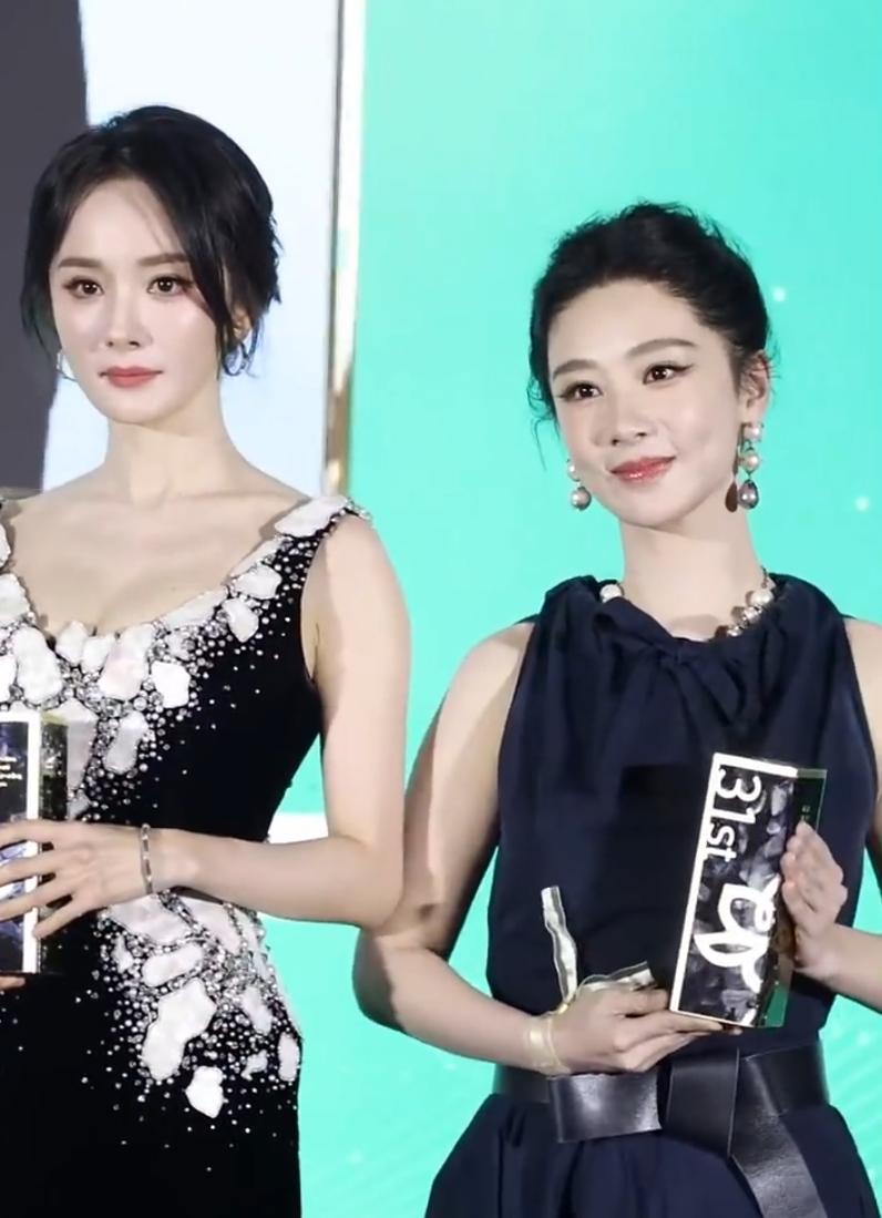 紫幂同框
85花能屹立20年不倒是有原因的，的确是个个大美女的一代，紫幂同框，紫