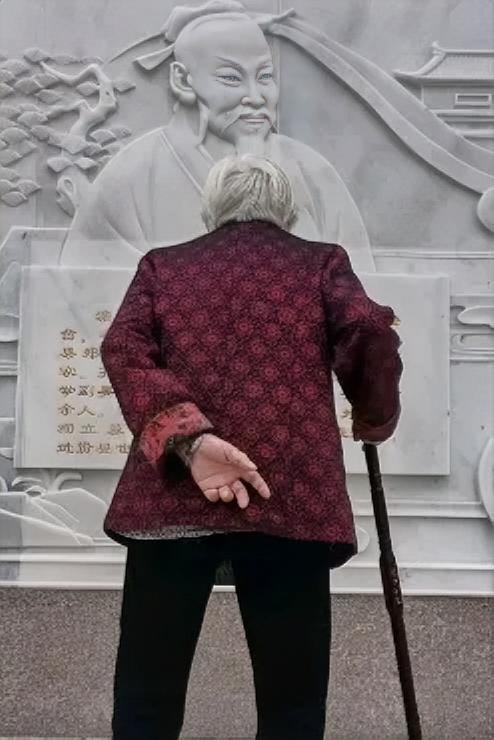 是人情淡漠了，还是老人太长寿了？
百岁老人过生日，除了自己的儿孙辈外，到场贺寿的