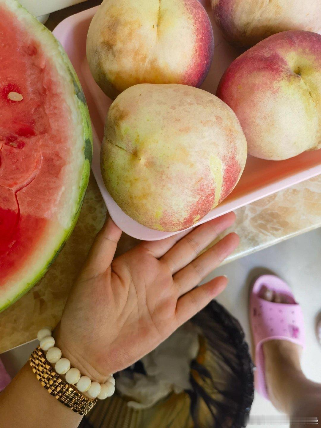 #山东的桃子已经离谱到这种程度了吗#我太震惊了，真的是这么大的桃子吗？在我吃到之