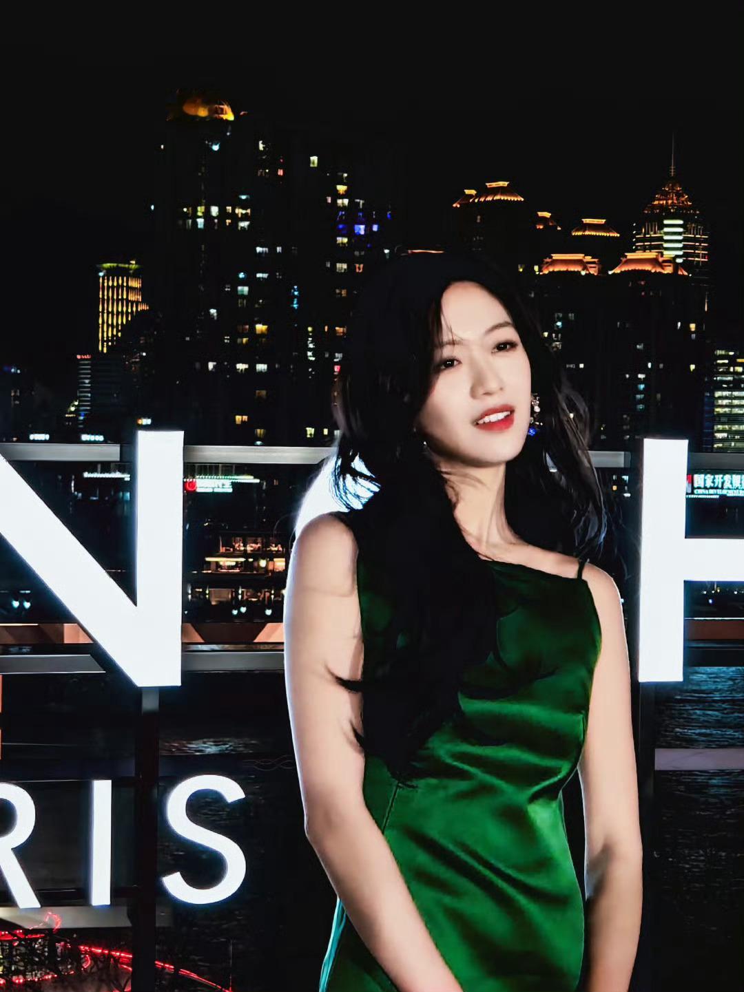 虽然很美，但是应该可冷了吧？！🥶回家多喝热水不要感冒哦向涵之！ 