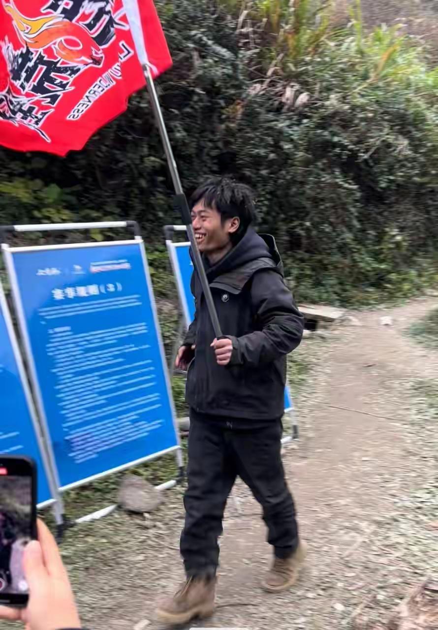 12月3日，张家界七星山荒野求生挑战赛决赛第10天。“林北”和“文车车”两名选手