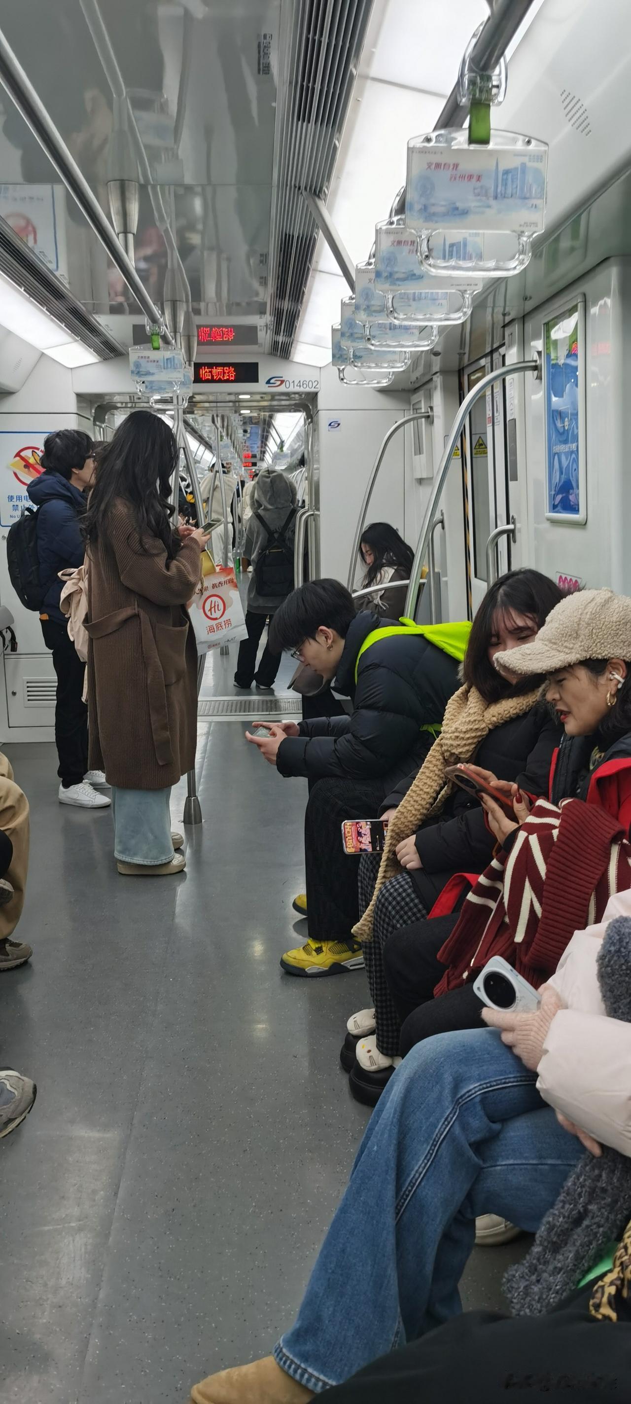 元旦，凌晨2点20分的苏州地铁1号线车厢[大笑]
大家都很忙[玫瑰]
