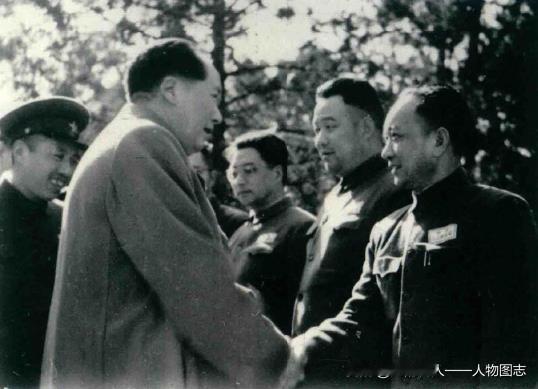 1956年1月，毛主席在南京军事学院视察时，接见院系干部，与孙继先握手