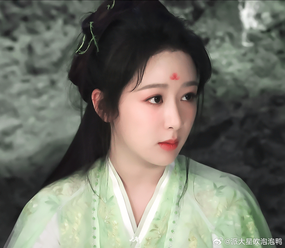 《白日提灯》和《长相思》都是秦臻导演拍的，一播出迪丽热巴和杨紫又被拿来比较了。其