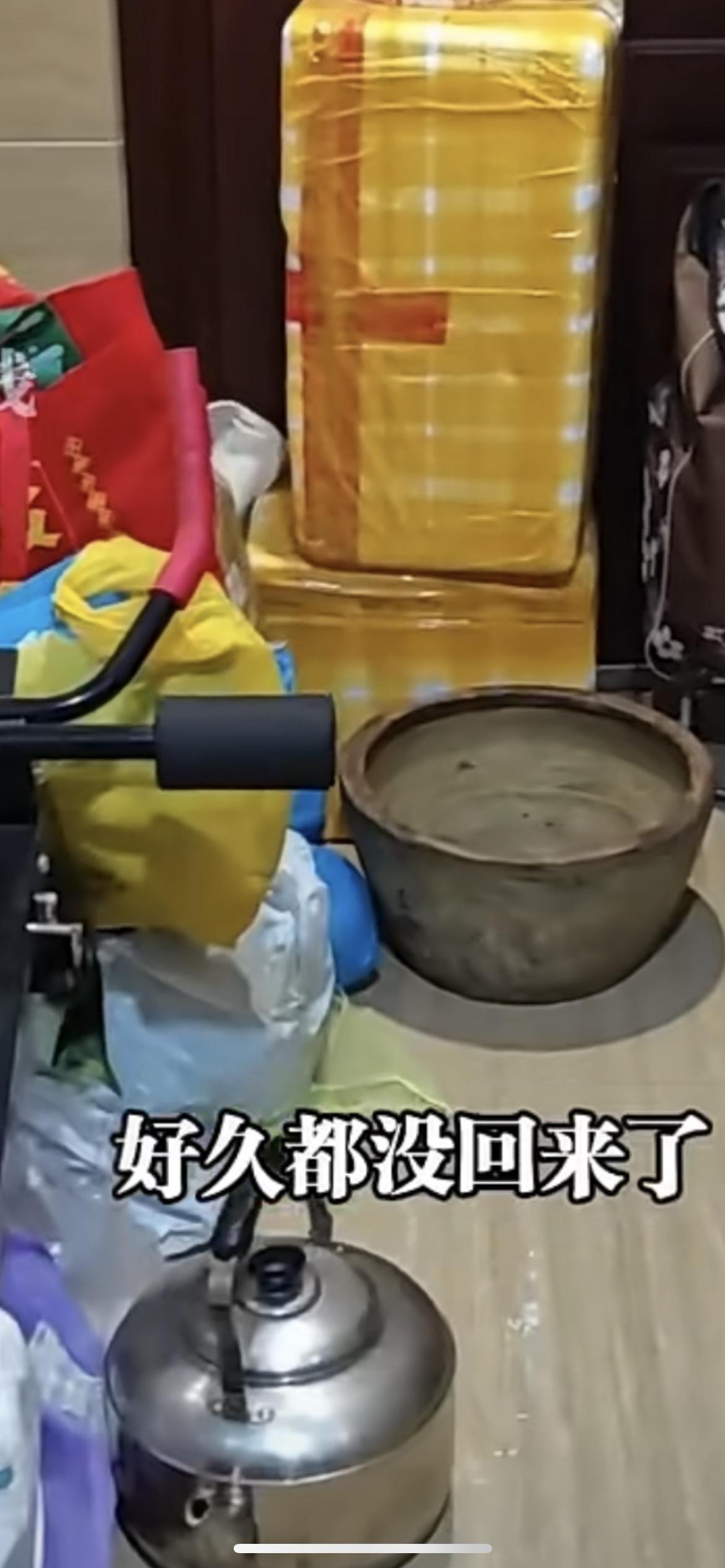 1月14日湖北，女子很久没回家门口被邻居堆满杂物，女子好言好语让邻居把东西搬走，