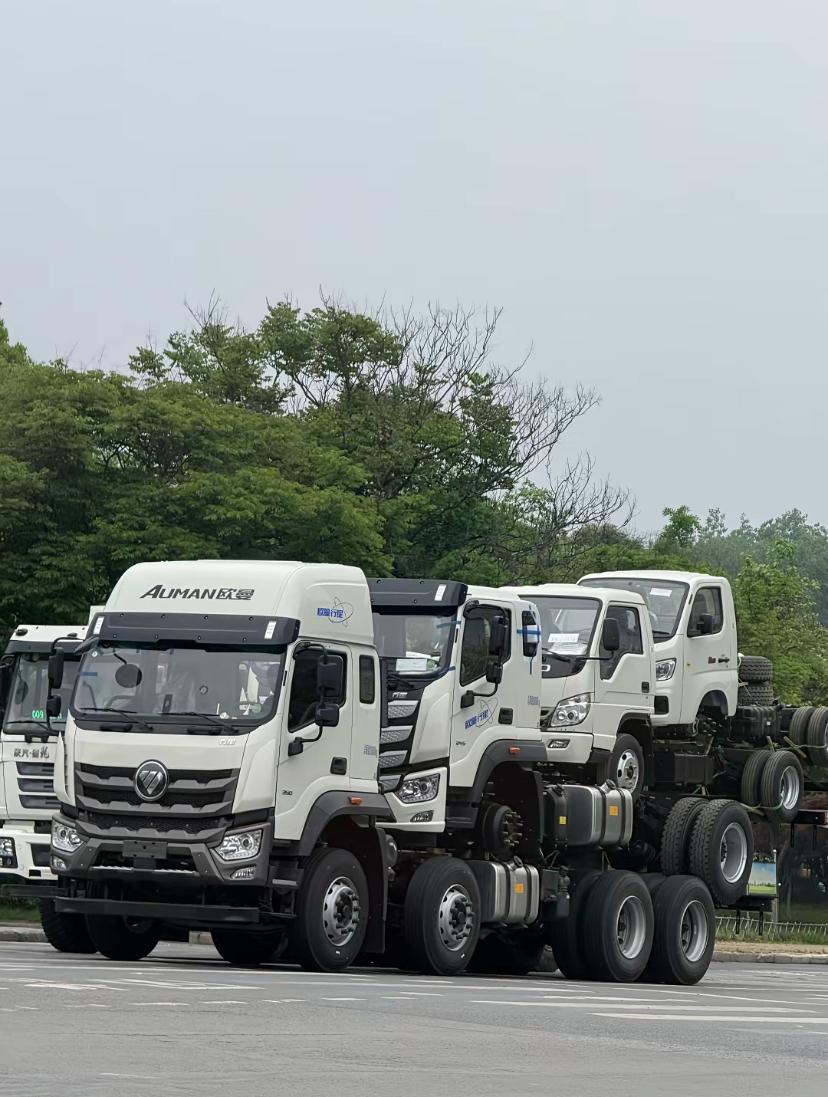 这个技术实在是太牛了，大车背中车，中车再背两个小车！

原本以为一个人送两台车已