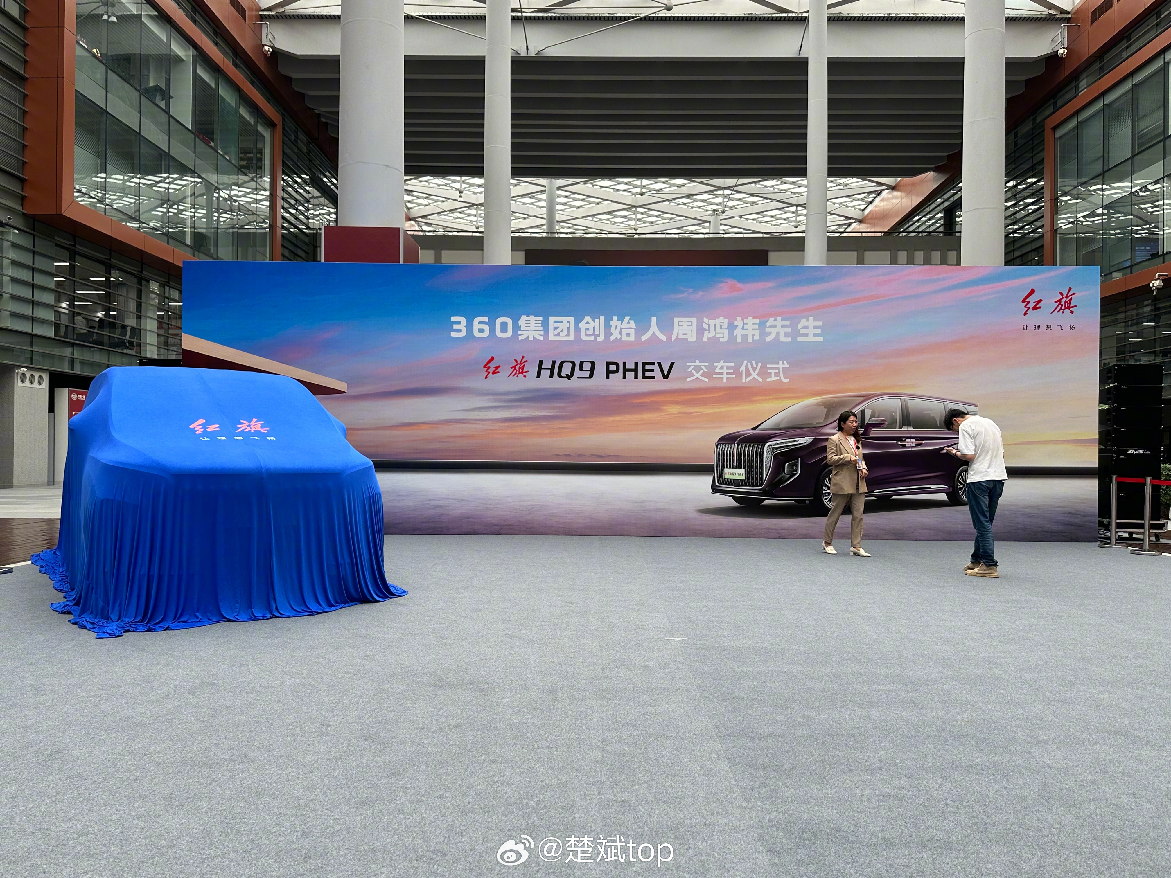 卖了S级迈巴赫之后已经提了两台国产新能源车了，分别是极氪009 光辉和问界M9，