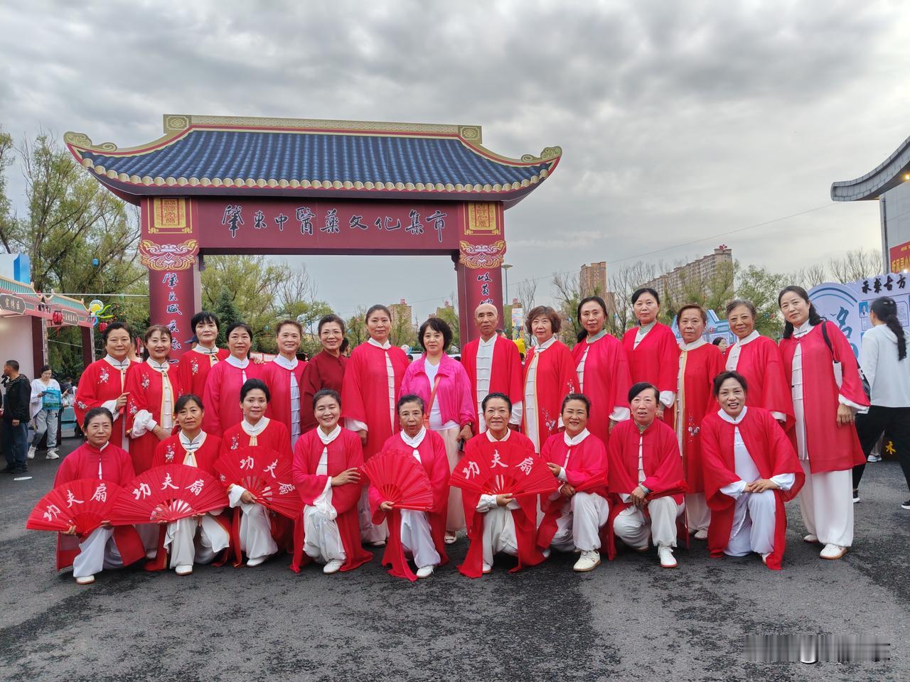 日本想要与中国一较高下，是想要以此为契机，摆脱战败国的身份，重新变为正常国家。