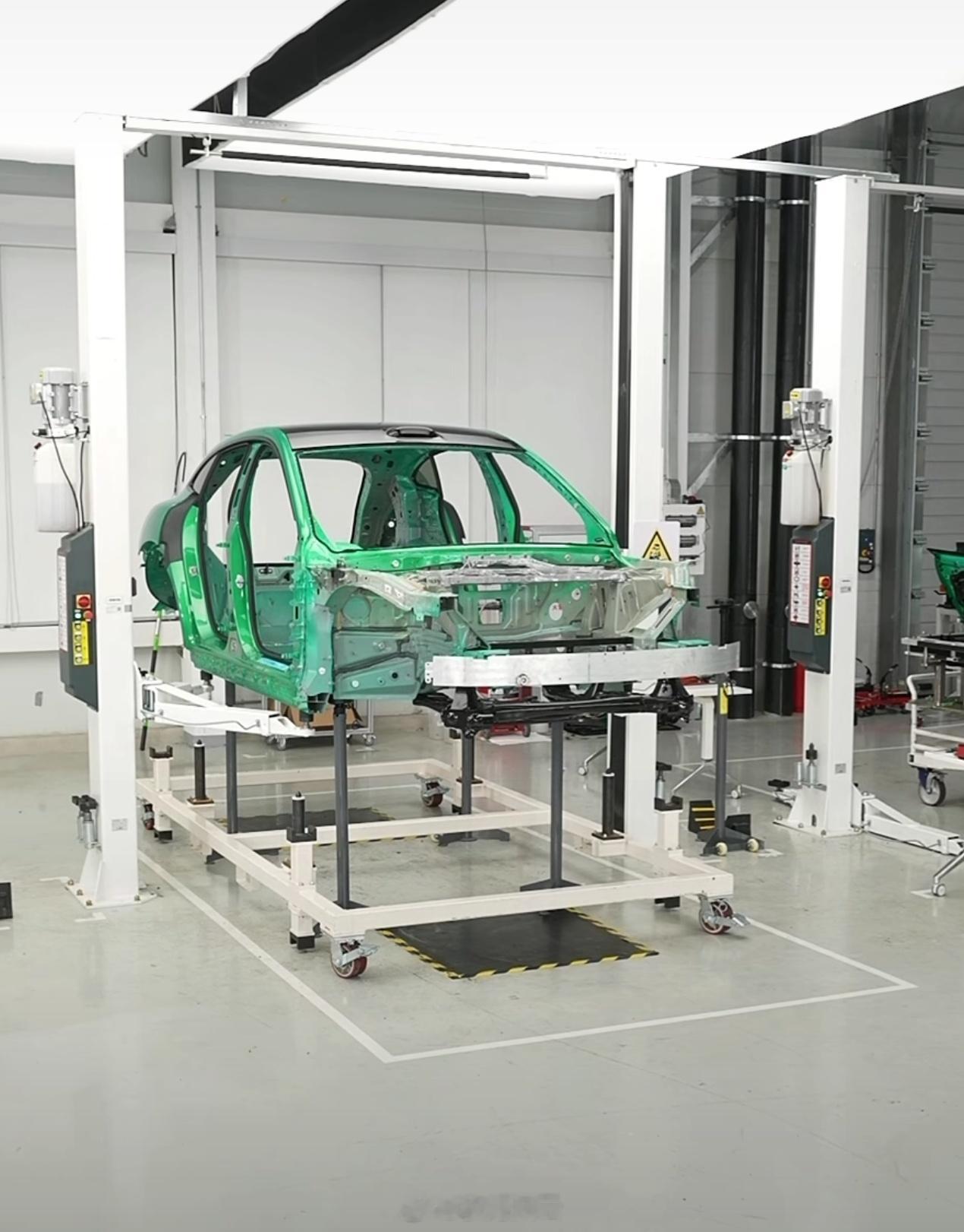 小米硬核拆车背后的产业坚守在我个人观察下来，雷军直播拆车应该是昨晚最有话题度的节