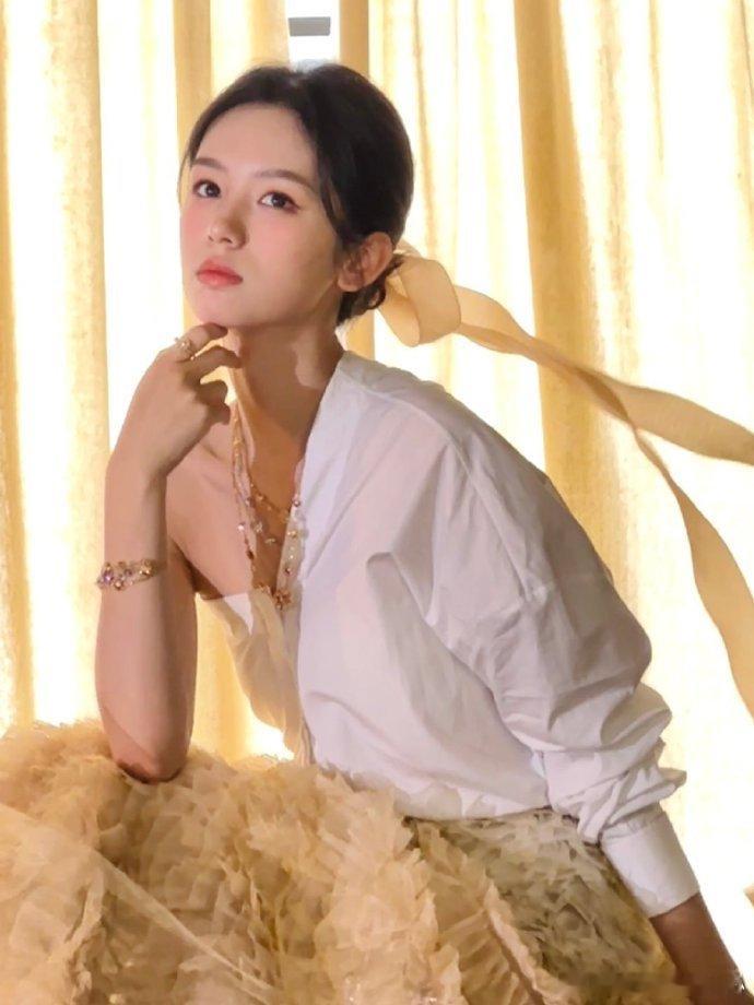 周也回归现偶周也真的很适合现偶了好嘛，尤其是看到路透中的造型也是一整个清冷又破碎