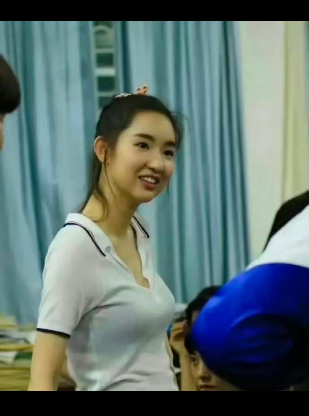 导演我们知道她长的漂亮，但是演初中生穿成这个样子有点用力过猛了吧！
还有初中生都