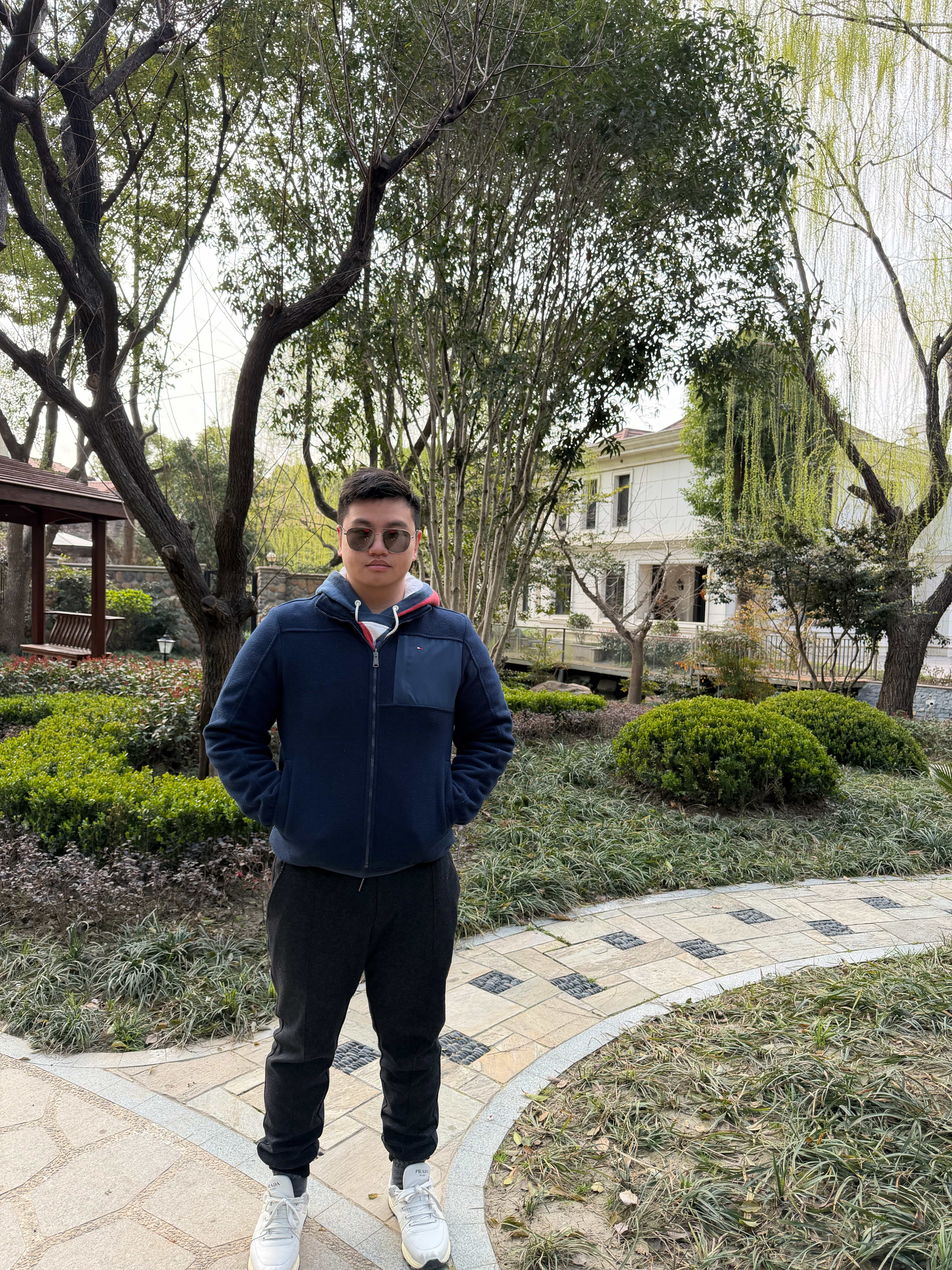 出发上赛！ 今天去看凯迪拉克和周冠宇凯迪拉克的队服我没买到。只能穿我自己的Tom