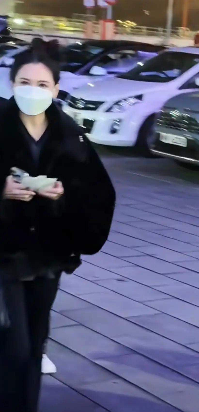 邱淑贞独自现身张学友演唱会，58岁的她身材保持得宜，岁月似乎格外优待，依旧美得让