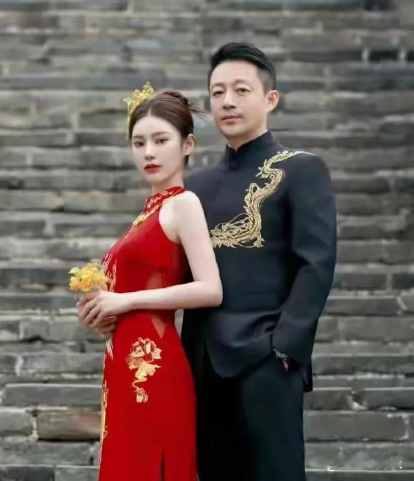 近日，汪小菲与马筱梅的婚礼现场照流出，宛如一幅幅甜蜜画卷，瞬间甜翻众人。照片里，