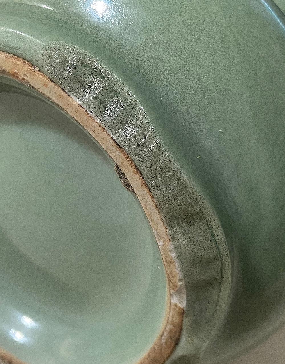 本文以龙泉窑青瓷积釉处1厘米厚度断茬为研究对象，通过釉层厚度、分层结构、断面形态