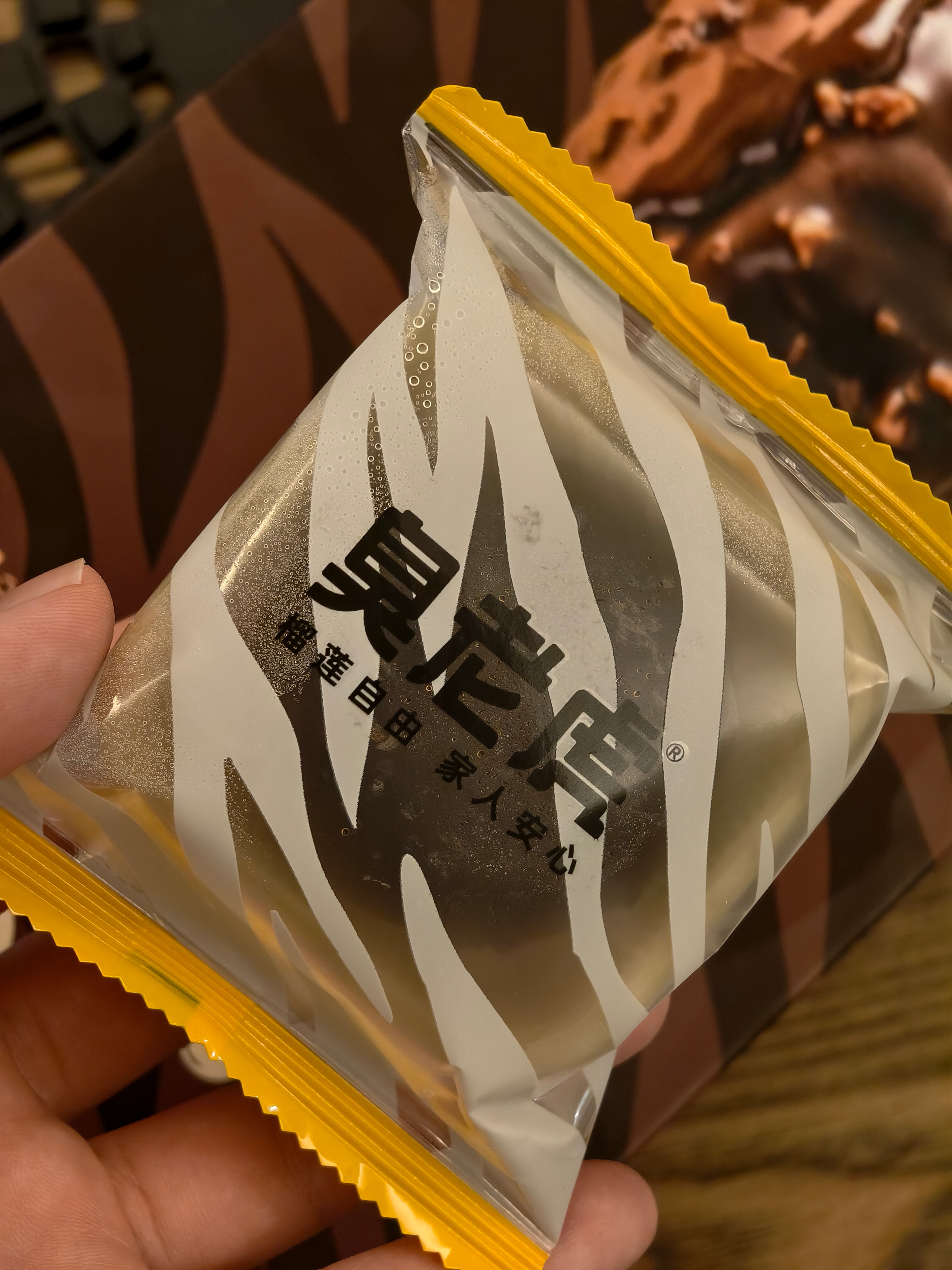 简单分享下这个黑刺榴莲冰皮月饼。• 推荐解冻 20 分钟左右吃，我赶时间直接不解