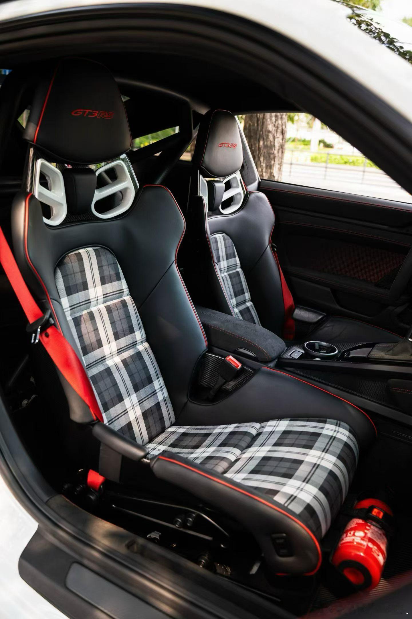保时捷911 GT3 RS 千鸟格碳纤维桶椅，24年登记，0.3万公里 ​​​