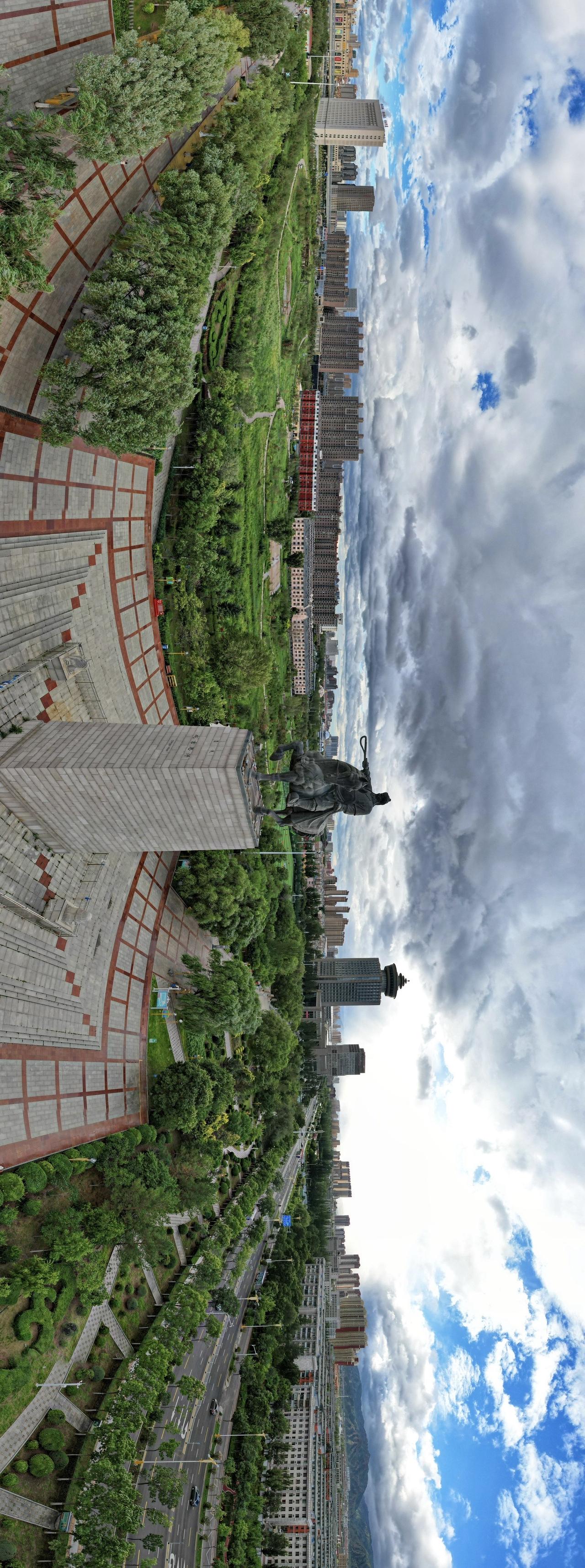 成吉思汗是一代伟人，在内蒙古很多城市都建有成吉思汗广场或成吉思汗公园，位于呼和浩