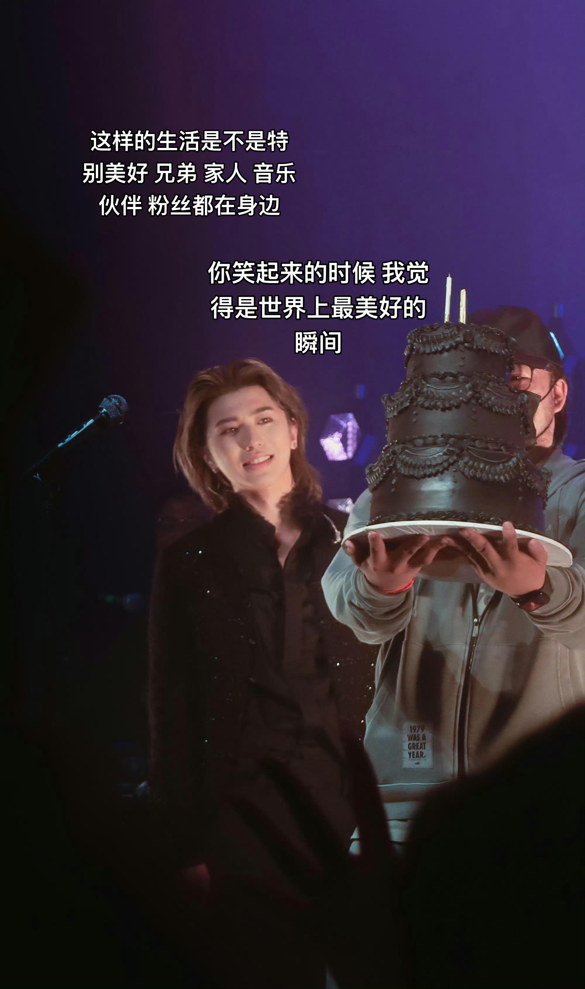 “支撑我生活的人 是隔着屏幕闪烁的你”