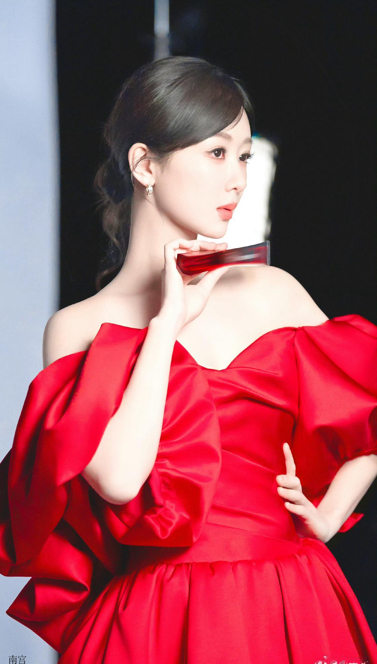 杨紫 yz杨紫罗马时装周 yz杨紫在秀场交到了新朋友 

如果喜欢有颜色，那就是