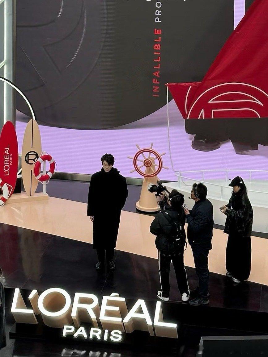 田栩宁上次fendi站台走进去咔咔就是拍成片色都比同场其他人黑，这把欧莱雅活动终